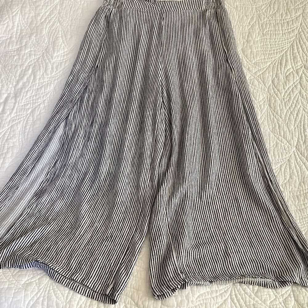 West Loop women’s blue striped short pants with slits Sz M